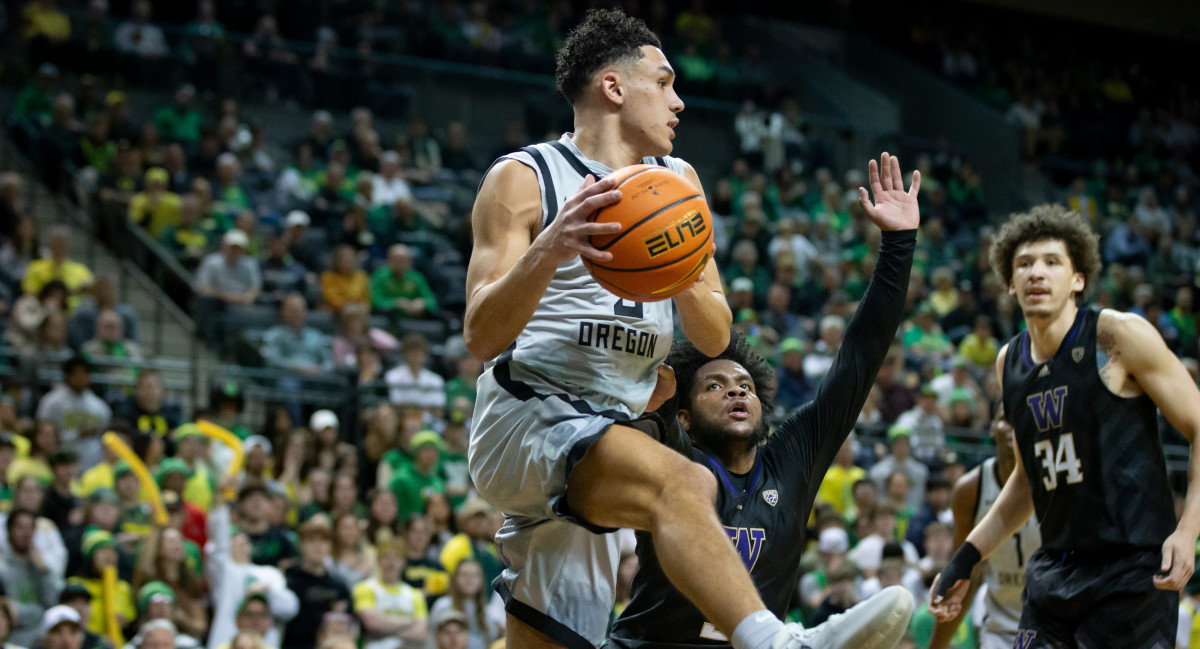 Freshman point guard Jackson Shelstad finding an open teammate against Washington.